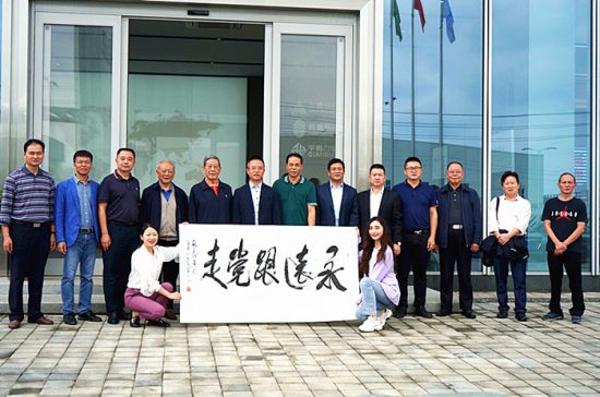 喜迎二十大讴歌新时代 将军与书画家送文化进企业